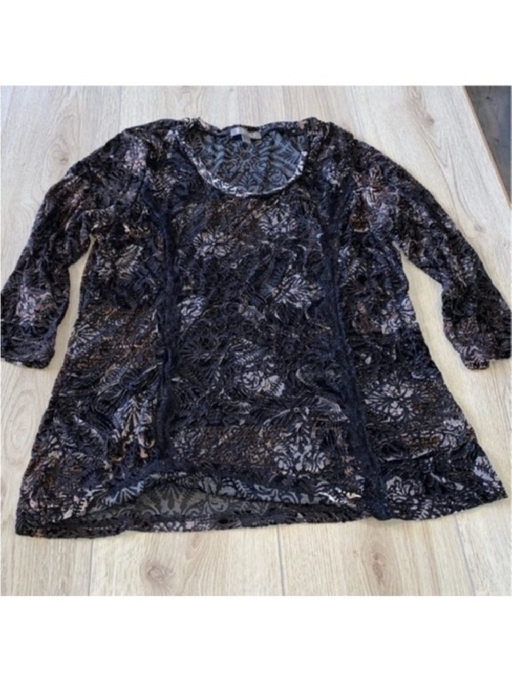 Roz & Ali Black Velvet Floral Tee shirt top